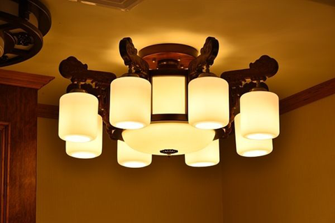 搶奪發(fā)展先機(jī)，LED燈飾加盟店線上線下相結(jié)合發(fā)展